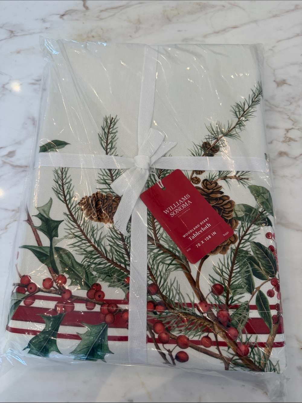 Williams Sonoma White Woodland Berry Pinecone Holiday Tablecloth 79x108
